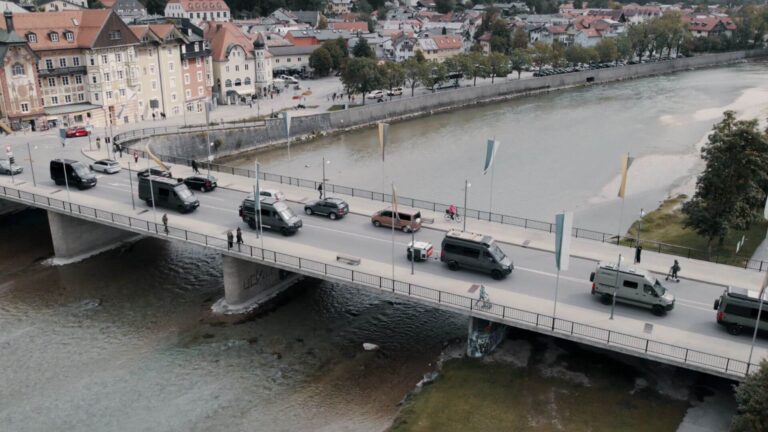 Vagabond Vans Success Story: Brücke mit Vans von oben