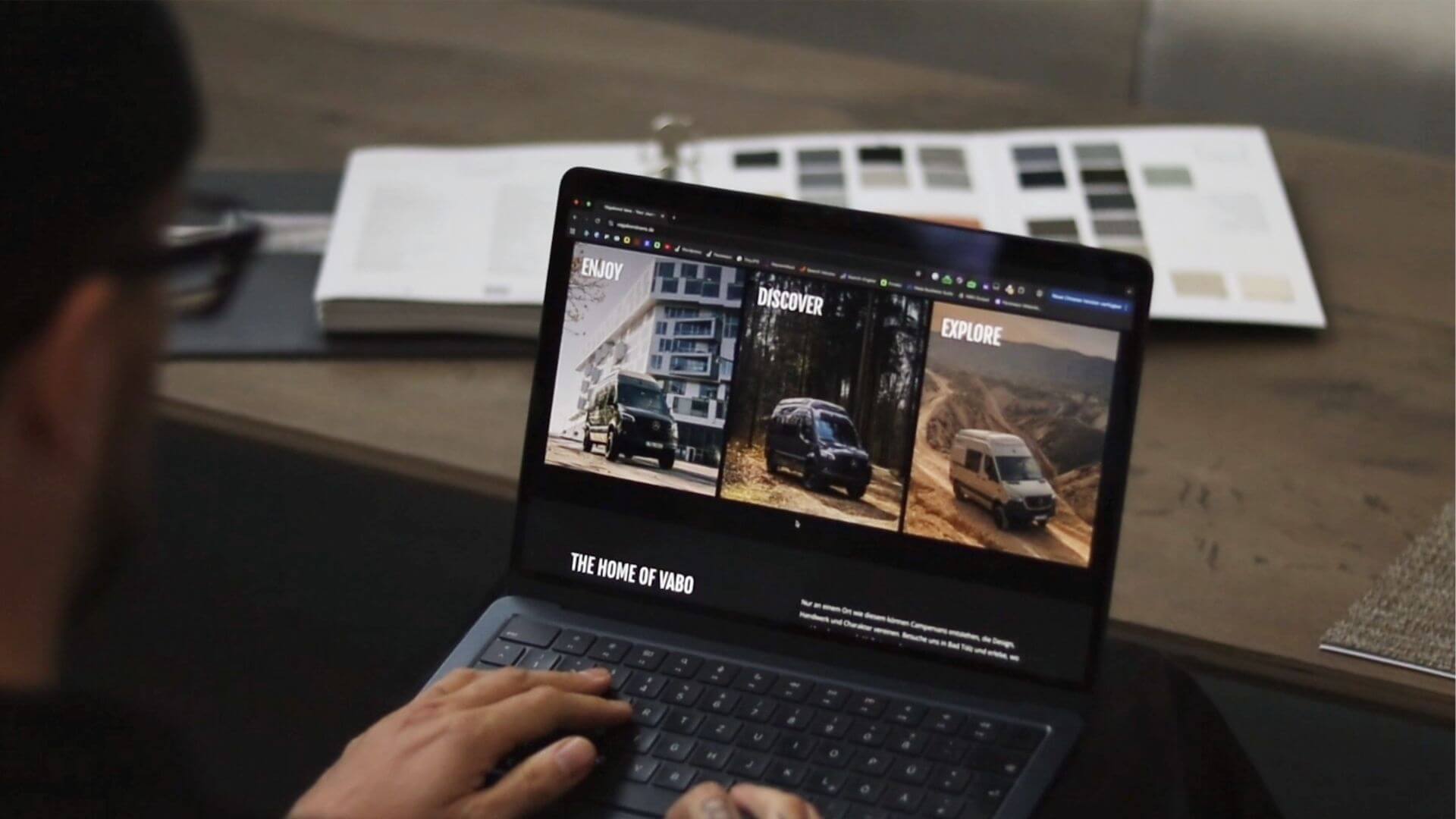 Vagabond Vans Success Story: Bildschirm mit Website von hinten